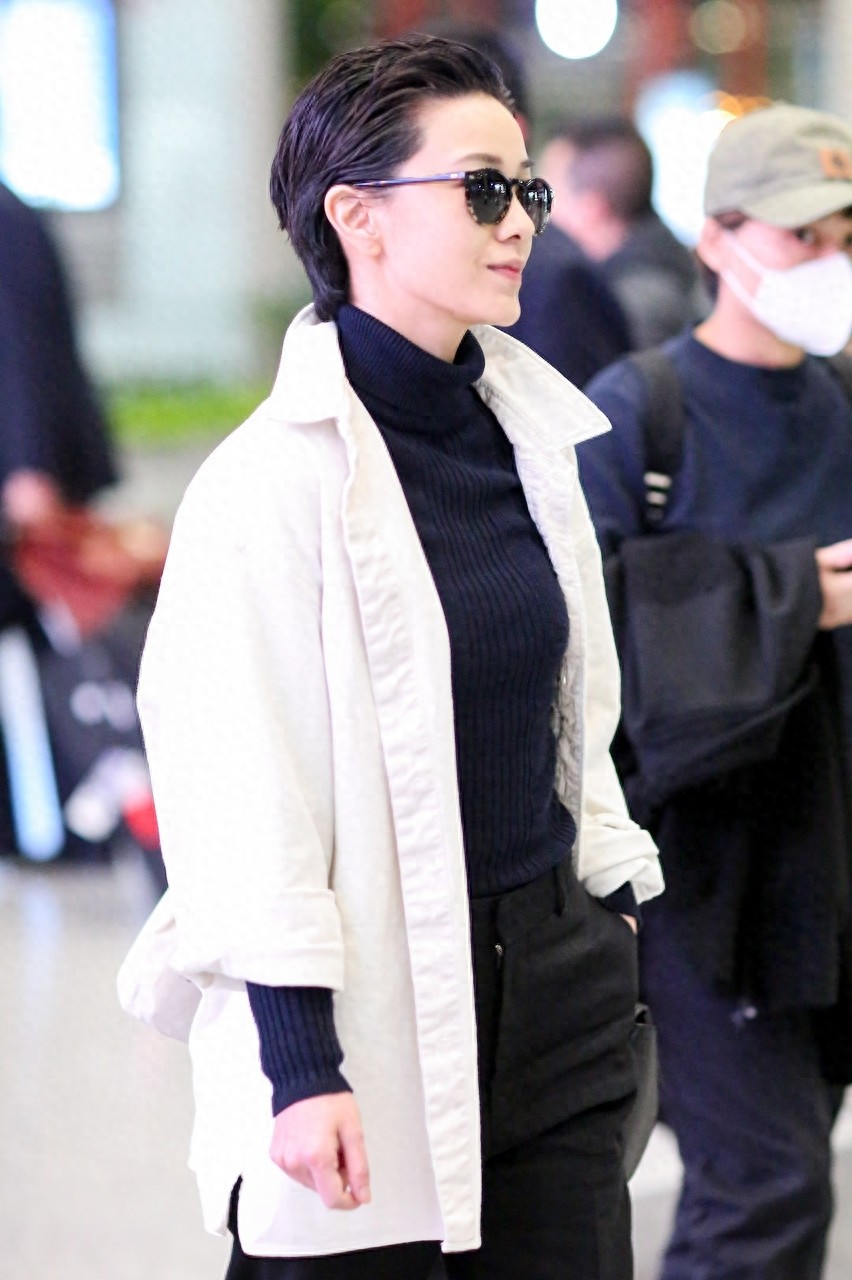 郭采洁短发梳成大背头，女生也能简单帅气