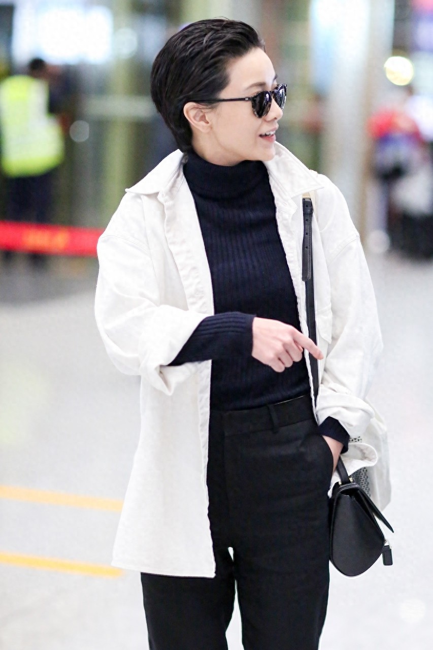 郭采洁短发梳成大背头，女生也能简单帅气