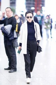 ​郭采洁短发梳成大背头，女生也能简单帅气