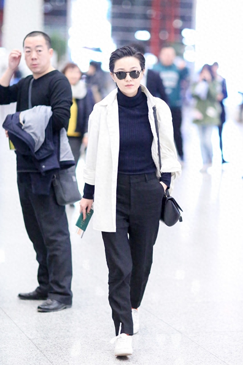 郭采洁短发梳成大背头，女生也能简单帅气