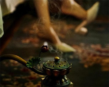 ​《第一炉香》：葛薇龙从纯情少女堕落为交际花，膨胀的欲望是原罪