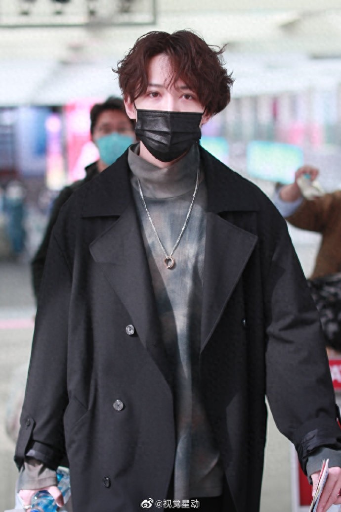 马雪阳现身机场，今天是韩系卷毛小哥哥，他带着帅气的步伐来啦
