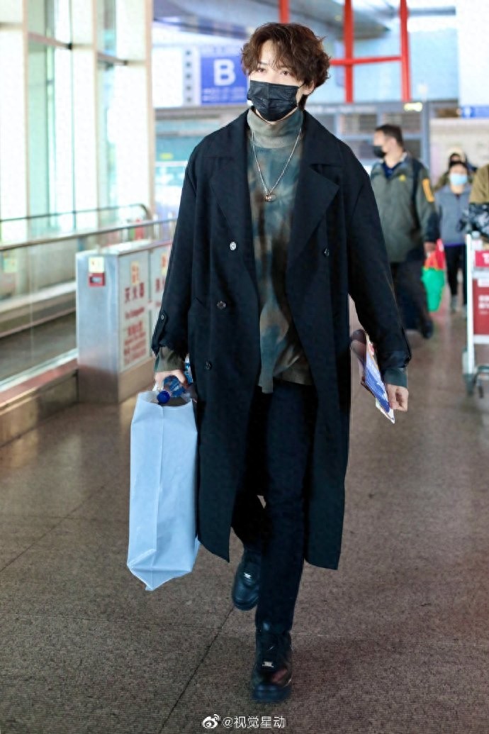 马雪阳现身机场，今天是韩系卷毛小哥哥，他带着帅气的步伐来啦