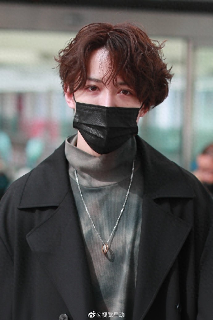 马雪阳现身机场，今天是韩系卷毛小哥哥，他带着帅气的步伐来啦