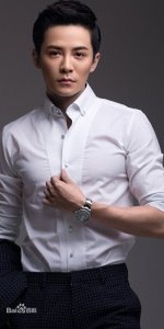 ​马雪阳现身机场，今天是韩系卷毛小哥哥，他带着帅气的步伐来啦