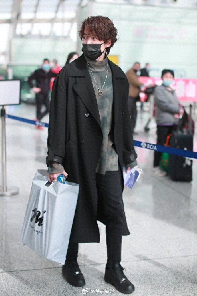 马雪阳现身机场，今天是韩系卷毛小哥哥，他带着帅气的步伐来啦