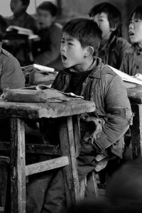 ​三张让人感动流泪的照片，80后90后农村孩子最珍贵的记忆