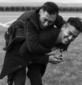 ​俩男神！余文乐为彭于晏庆生 晒亲密合照