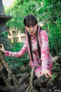 ​黄龄写真，粉色系旗袍，眼神媚惑，娇艳动人