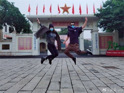 ​苗苗郑恺回《芳华》拍摄地 身材恢复大摆高难动作