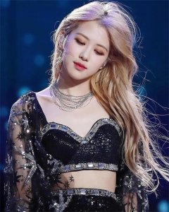 ​朴彩英，身材婀娜多姿的韩国女团爱豆