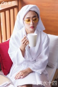 ​裹着浴巾的小姐姐，在阳台惬意拍照