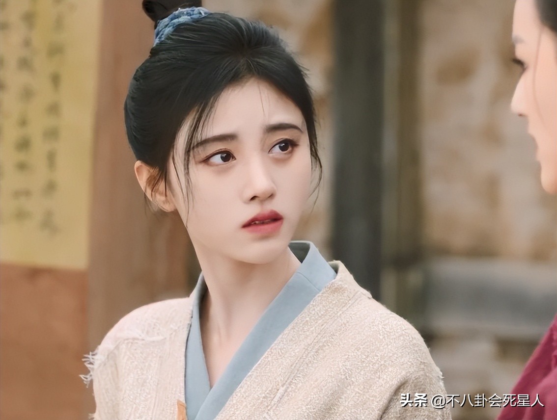 鞠婧8大不变妆容吐血不敢弄半永久妆，守丧也是浓妆涂红唇。