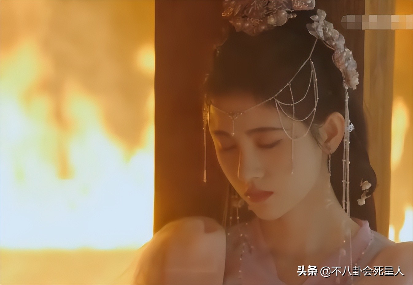 鞠婧8大不变妆容吐血不敢弄半永久妆，守丧也是浓妆涂红唇。