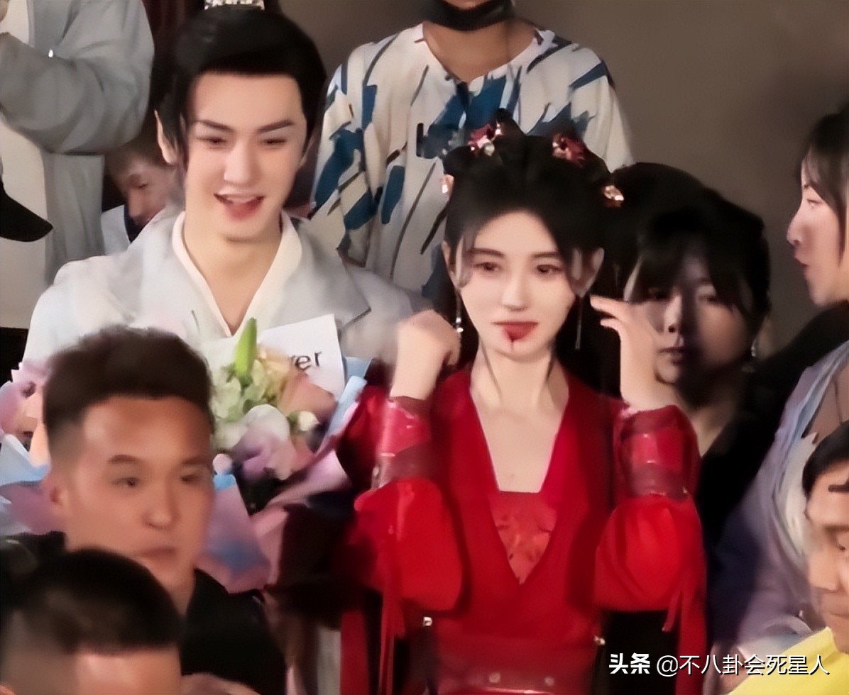 鞠婧8大不变妆容吐血不敢弄半永久妆，守丧也是浓妆涂红唇。