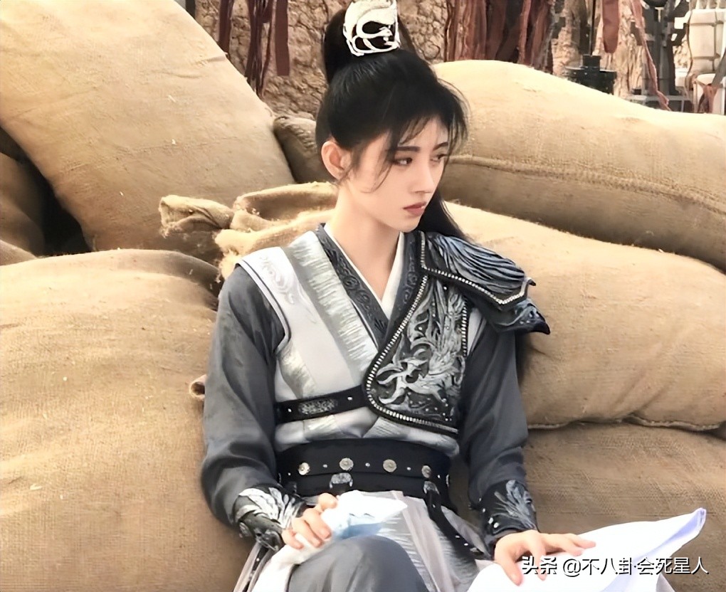 鞠婧8大不变妆容吐血不敢弄半永久妆，守丧也是浓妆涂红唇。