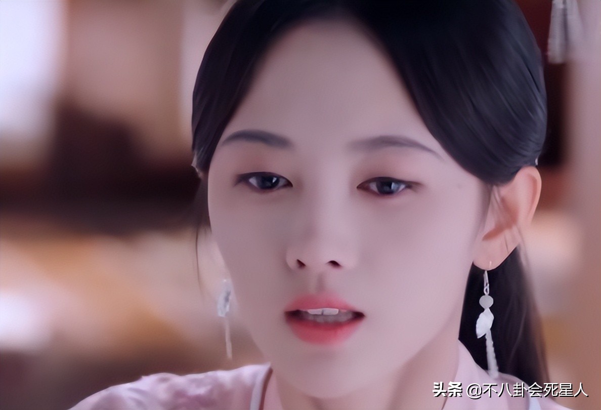 鞠婧8大不变妆容吐血不敢弄半永久妆，守丧也是浓妆涂红唇。