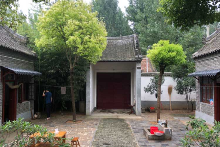 李亚鹏河南老家在哪里 李亚鹏的祖屋和豪宅一样气派！能住这样的房子，难怪李嫣这么自信