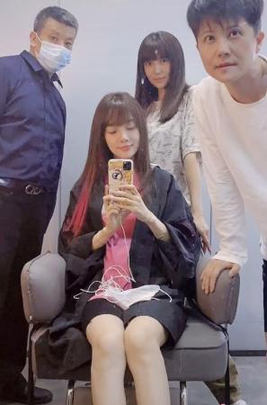 李小璐做头发事件是怎么回事(做头发事件经过来龙去脉)插图1