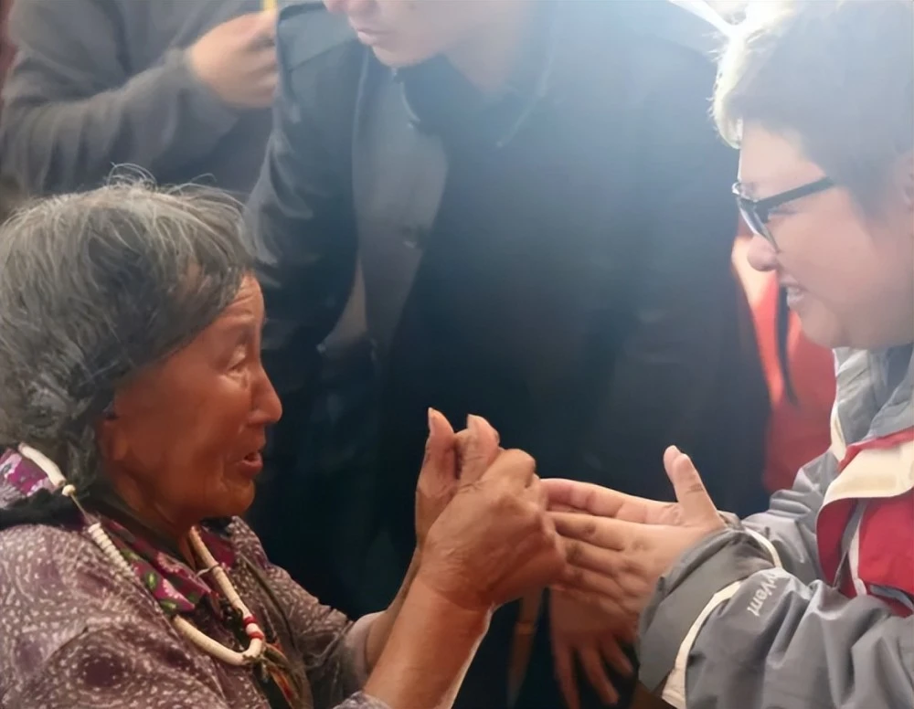 韩红因疫情工作减肥40斤，坦言不想生孩子的原因？