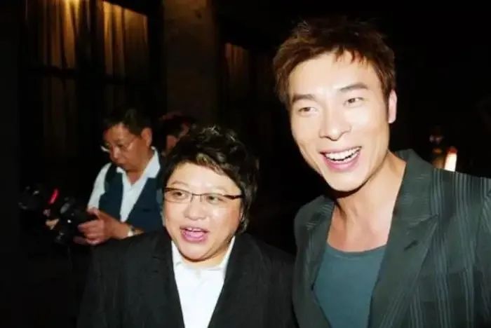 韩红因疫情工作减肥40斤，坦言不想生孩子的原因？