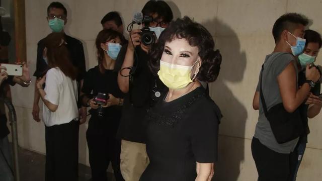 四大女星大方承认整容（娱乐圈这8位女星被整容毁掉）(17)