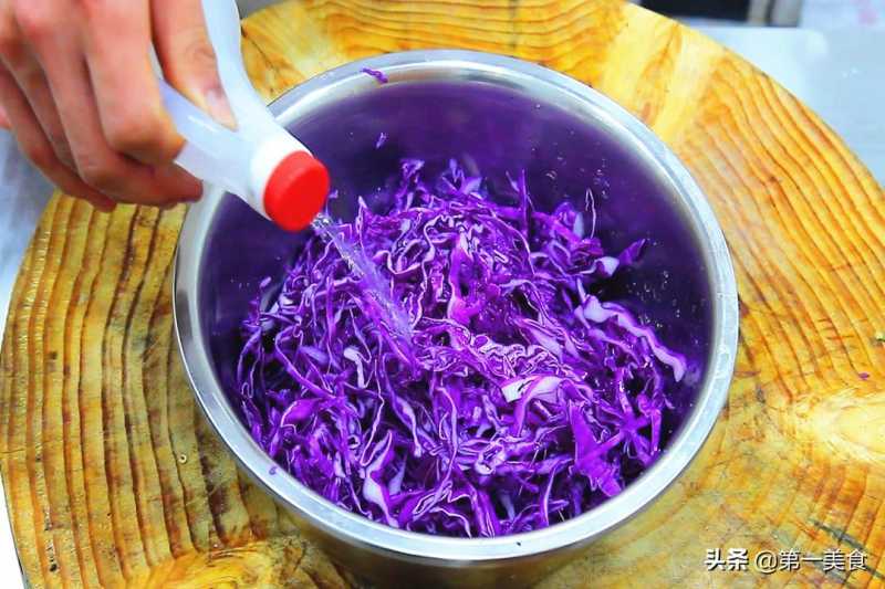 紫甘蓝怎样做才好吃（凉拌紫甘蓝，到底用不用焯水？）