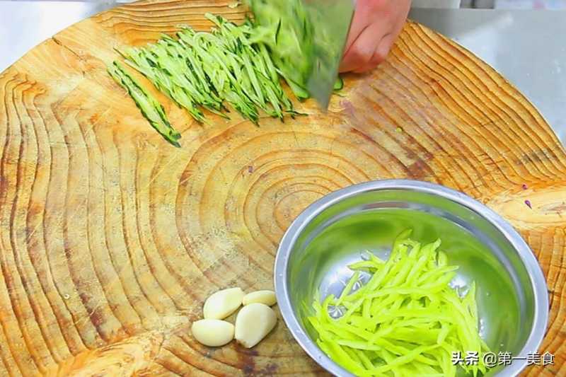 紫甘蓝怎样做才好吃（凉拌紫甘蓝，到底用不用焯水？）