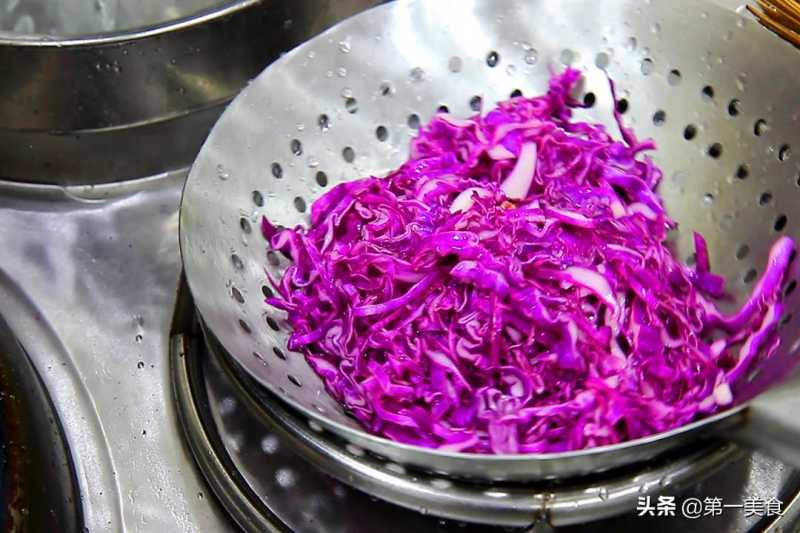 紫甘蓝怎样做才好吃（凉拌紫甘蓝，到底用不用焯水？）