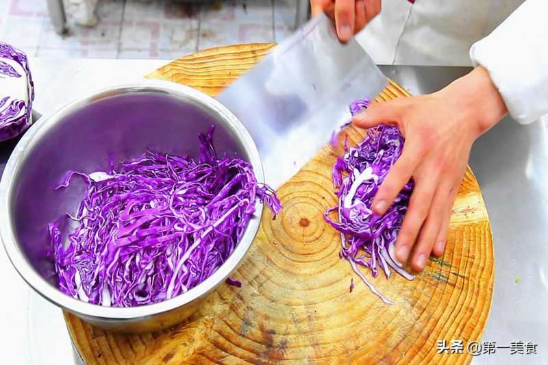 紫甘蓝怎样做才好吃（凉拌紫甘蓝，到底用不用焯水？）