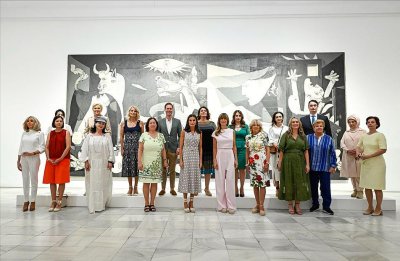 ​太太团合影布里吉特站最边上！晚宴穿蓝裙扳回一局，看背影像少女