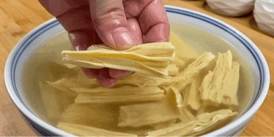 ​腐竹最忌直接清水泡！教你1个小技巧，泡的又快又软不夹生！