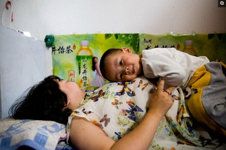 实拍：一位渐冻症母亲“用命”生下孩子