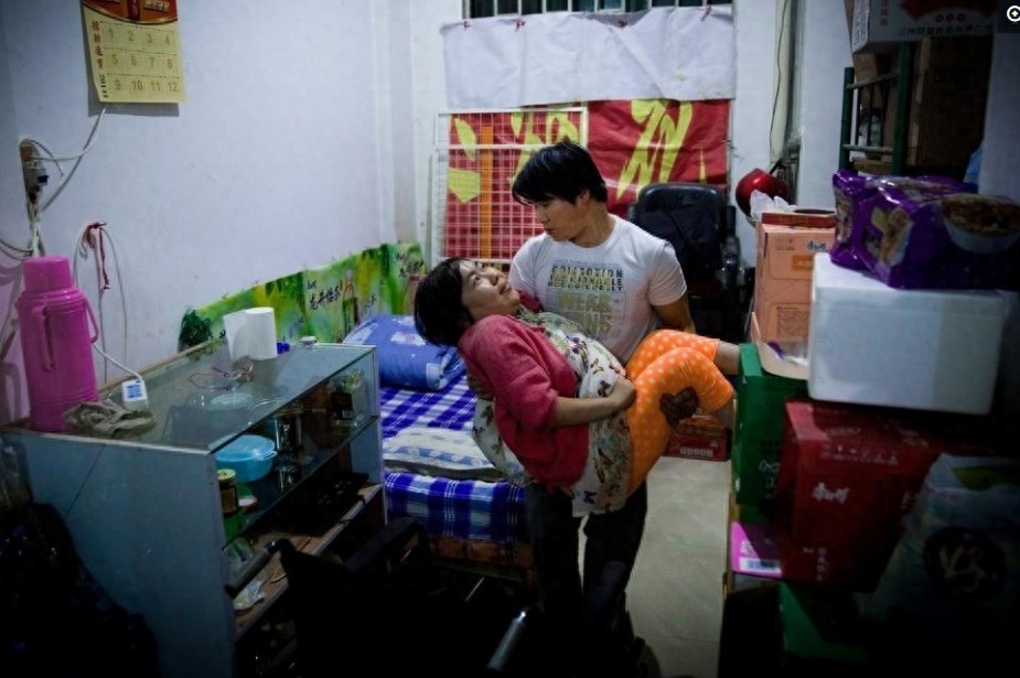 实拍：一位渐冻症母亲“用命”生下孩子