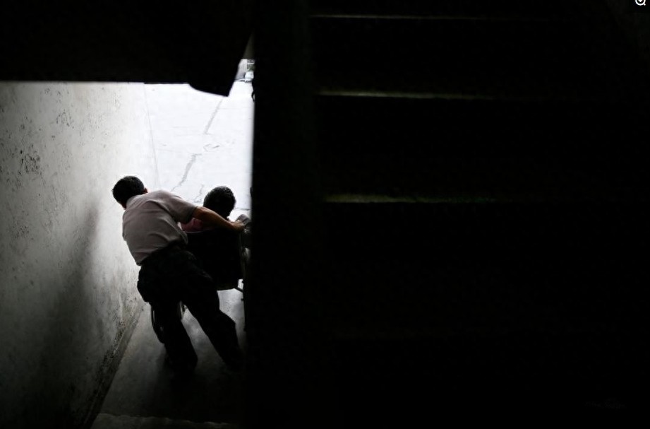 实拍：一位渐冻症母亲“用命”生下孩子