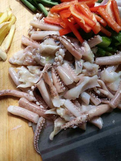 爆炒鱿鱼怎么做？简单两步，鲜香爽口，鲜嫩入味