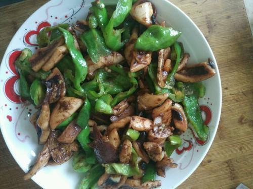 爆炒鱿鱼怎么做？简单两步，鲜香爽口，鲜嫩入味