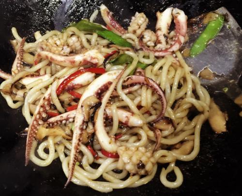 爆炒鱿鱼怎么做？简单两步，鲜香爽口，鲜嫩入味