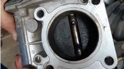 ​节气门脏了，车会有哪些症状？20年老汽修工说了实话！