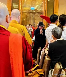 ​61岁李连杰近况曝光，现身新加坡法会，神情自若已坚持多年修行