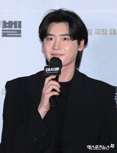 ​李钟硕确诊感染新冠 取消行程开始自我隔离治疗