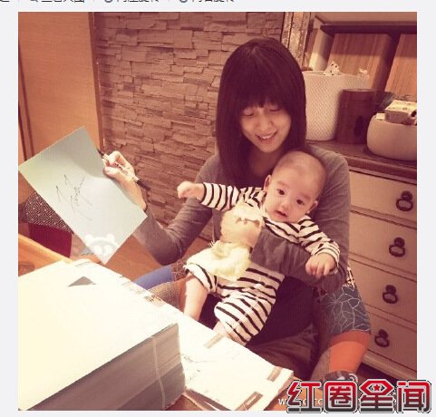 范玮琪抱儿子为新书签名写真图片 范玮琪老公真实资料家庭背景