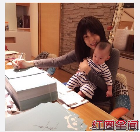 范玮琪抱儿子为新书签名写真图片 范玮琪老公真实资料家庭背景