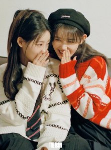 ​祝绪丹蒋依依双人杂志大片释出 美女同框低头私语十分养眼