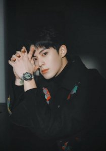 ​王鹤棣回乐山炸串店生图曝光 戴帽穿牛仔衣接地气