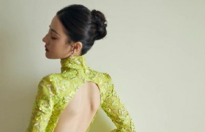 ​迪丽热巴着金色露背旗袍展曼妙身姿 温婉盘发韵味十足