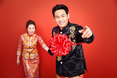 ​杜德伟与老婆拍婚纱大片 恩爱互动纪念结婚十年