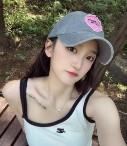 ​林更新开车接小11岁女友 两人穿着低调行色匆匆