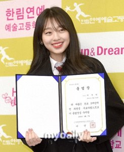 ​李秀敏李珠妍等韩国偶像艺人出席高中毕业典礼