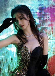 ​邱意浓：身材圆润有度，美若冰雪的女神降临